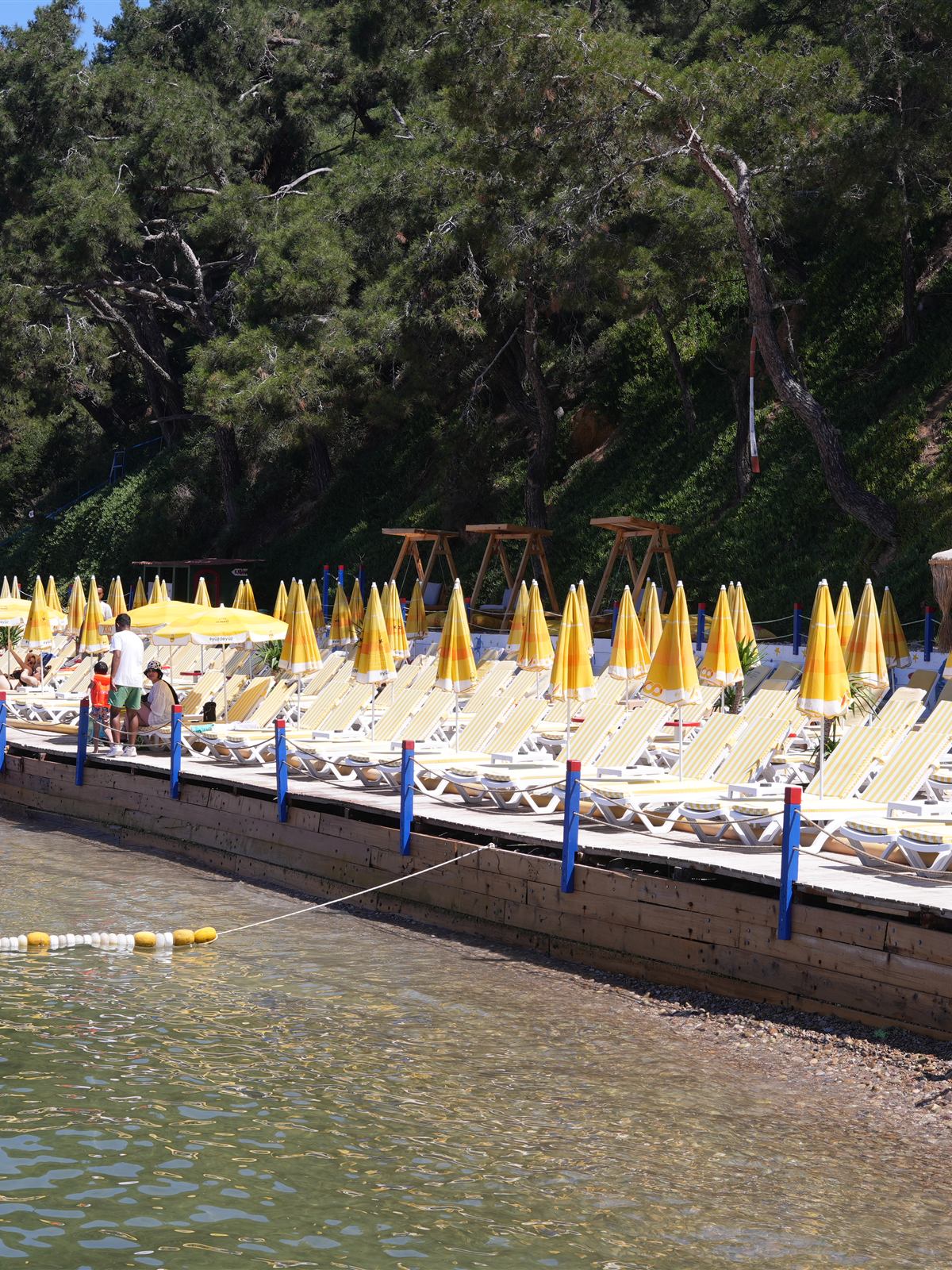Halik Koyu Eskibağ Beach Büyükada güneş şemsiyeleri ve şezlong alanı